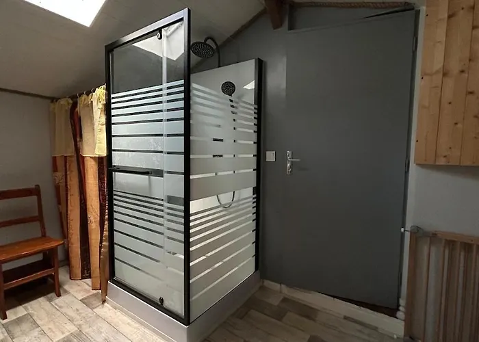 - 5 People La Chapelle-Bertrand